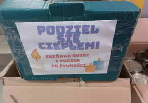 Na zdjęciu widać karton z plakatem promującym akcję.