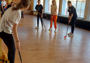 Na zdjęciu widać uczestników zawodów, w trakcie gry