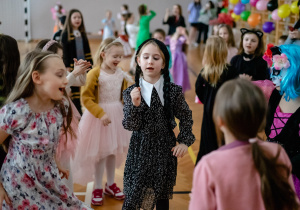 Dziewczynki w strojach księżniczek podczas tańca oraz Wensday