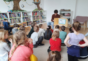 Na zdjęciu widać uczniów w czasie wizyty w bibliotece.