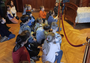 Na zdjjęciu znajdują się uczniowie, podczas zwiedzania muzeum.