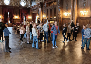 Na zdjjęciu znajdują się uczniowie, podczas zwiedzania muzeum.