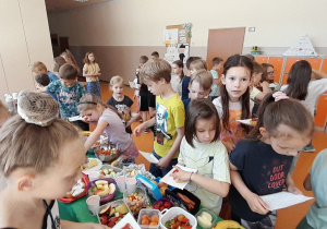 Na zdjęciu widać uczniów podczas wspólnego śniadania