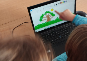 Dzieci podczas zajęć z wykorzystaniem komputerów
