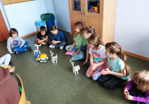 Dzieci w czasie zajęć z robotami