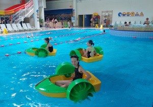 Na zdjęciu widać uczniów, spędzających czas w basenie.