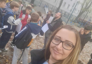 Uczniowie i wychowawca p. Karolina Piętka podczas wykonywania kolejnych zadań w ramach gry miejskiej