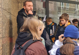 Uczniowie podczas wykonywania kolejnych zadań w ramach gry miejskiej