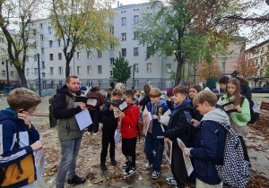 Uczniowie podczas wykonywania kolejnych zadań w ramach gry miejskiej