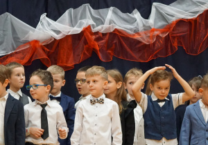 Dzieci siedzące podczas uroczystości