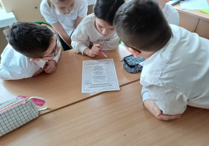 Na fotografii widać uczniów, wykonujących zadania przygotowane przez króla.