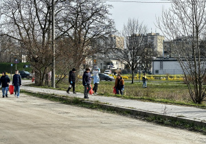 Uczniowie podczas sprzątania