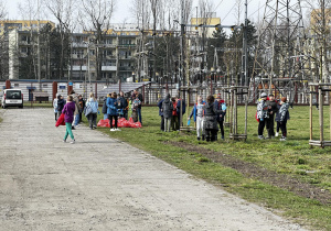 Uczniowie podczas sprzątania