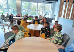 Na zdjęciu widać uczniów, biorących udział w warsztatach.