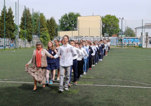 Na zdjęciu widać Panią Dyrektor i uczniów w czasie uroczystego tańca.