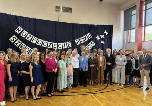 Na fotografii znajdują się Goście oraz kadra pedagogiczna SP41.