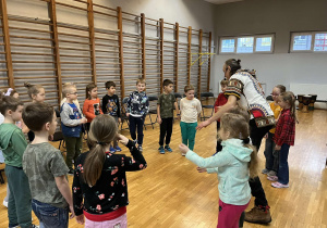 Na zdjęciu widać uczniów, którzy biorą udział w zajęciach