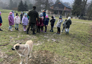 Na zdjęciu widać uczniów w czasie spaceru.