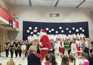 Na zdjęciu znajdują się wszyscy artyści oraz Mikołaj