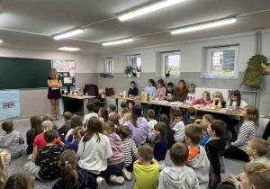 Na zdjęciu widać uczniów, oglądających przedstawienie.