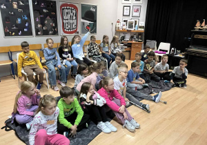 Na zdjęciu widac uczniów klasy 2b, którzy biorą udział w zajęciach.