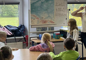 Na zdjęciu widac uczniów klasy 2b, którzy biorą udział w zajęciach.