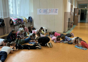 Na zdjęciu widać "kodujących" uczniów.