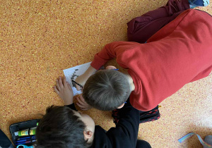 Na zdjęciu widać "kodujących" uczniów.