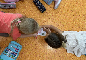 Na zdjęciu widać "kodujących" uczniów.