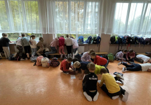 Na zdjęciu widać "kodujących" uczniów.