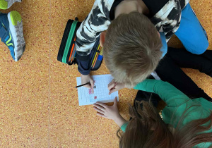 Na zdjęciu widać "kodujących" uczniów.