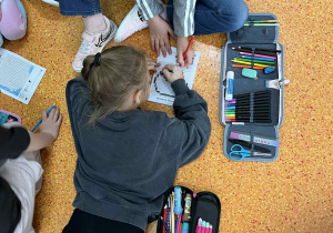 Na zdjęciu widać "kodujących" uczniów.