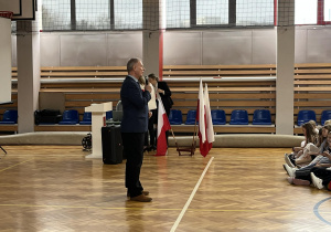 Na zdjęciu widać przemawiajacego p. Dyrektora