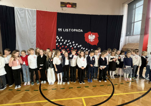 Na zdjęciu widać uczniów klas 2, śpiewających pieśń legionową.