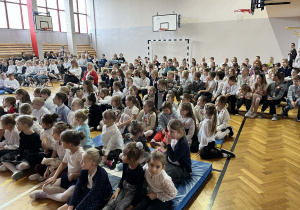 Na zdjęciu znajduje się społęczność klas 1-3.