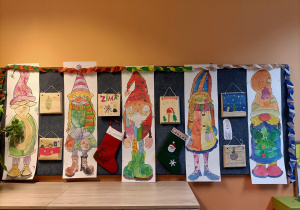 Na fotografii widać prace ucznió, wykonane w świetlicy szkolnej.