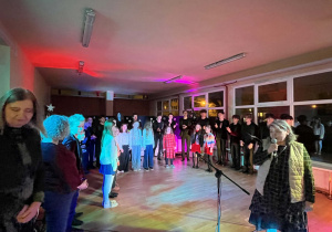 Na fotografii widać wszystkich artystów, którzy wzięli udział w koncercie.