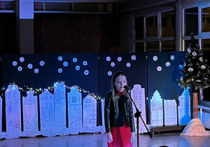 Na fotografii widać występującą artystkę.