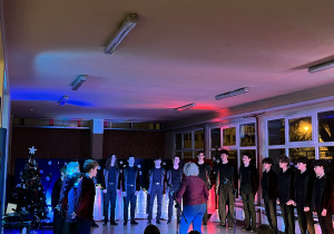 Na fotografii widać występujących artystów.