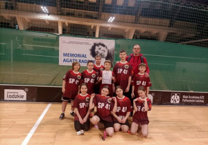 Na zdjęciu znajduje się drużyna i trener.