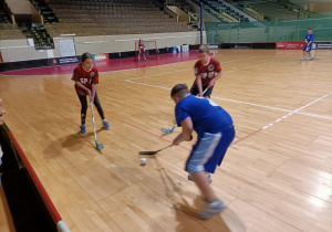 Na fotografii widać zawodników w czasie meczu.