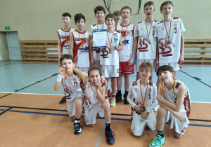 Na zdjęciu znajduje się drużyna koszykarzy.