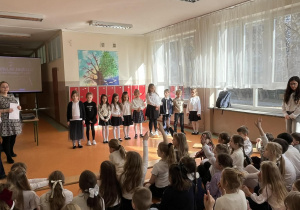 Na fotografii widać uczniów klas 1-3, którzy spotkali się na podsumowaniu ich działań.