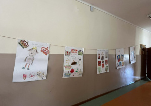 Na fotografii widać plakaty - portrety króla.