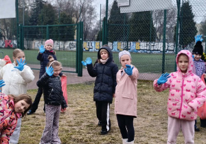 dzieci sprzątające boisko szkolne