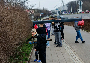 dzieci sprzątające osiedle