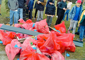 uczniowie i worki ze śmieciami