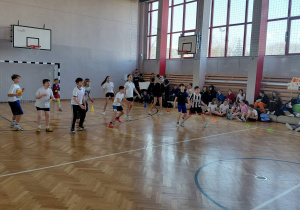 Na zdjęciu widać uczniów, biorących udział w rozgrywkach.