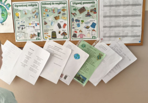 Na fotografii znajduje się gazetka ścienna o Dniu Ziemi oraz teksty wierszy.