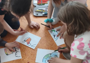 Na zdjęciu widać uczniów, wykonujących plakaty.